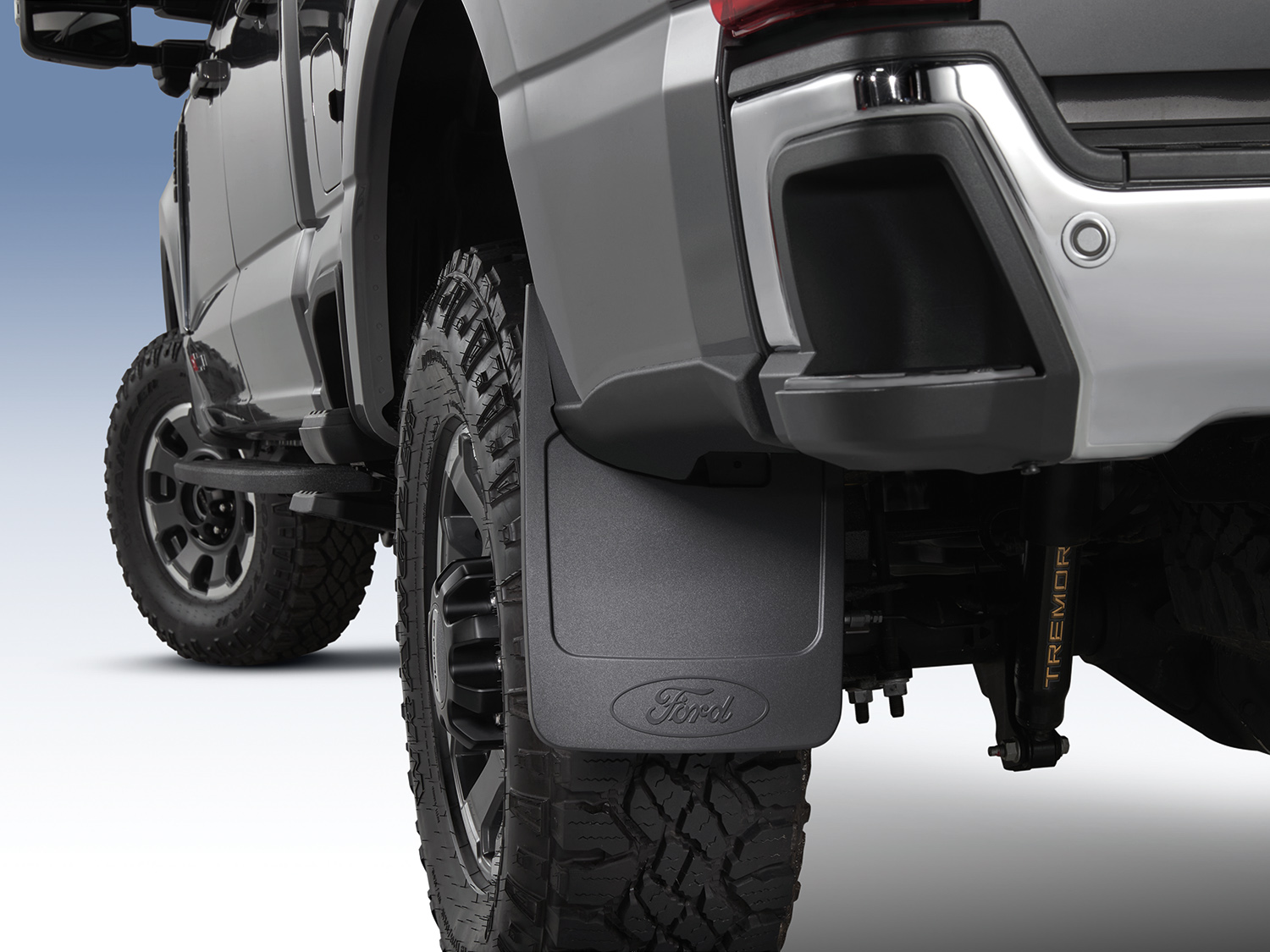 Image pour Pare-boue – Moulés, paire arrière (RAS) avec ovale Ford, noirs, pour véhicules sans moulures de passage de rou à partir de AccessoriesCanada