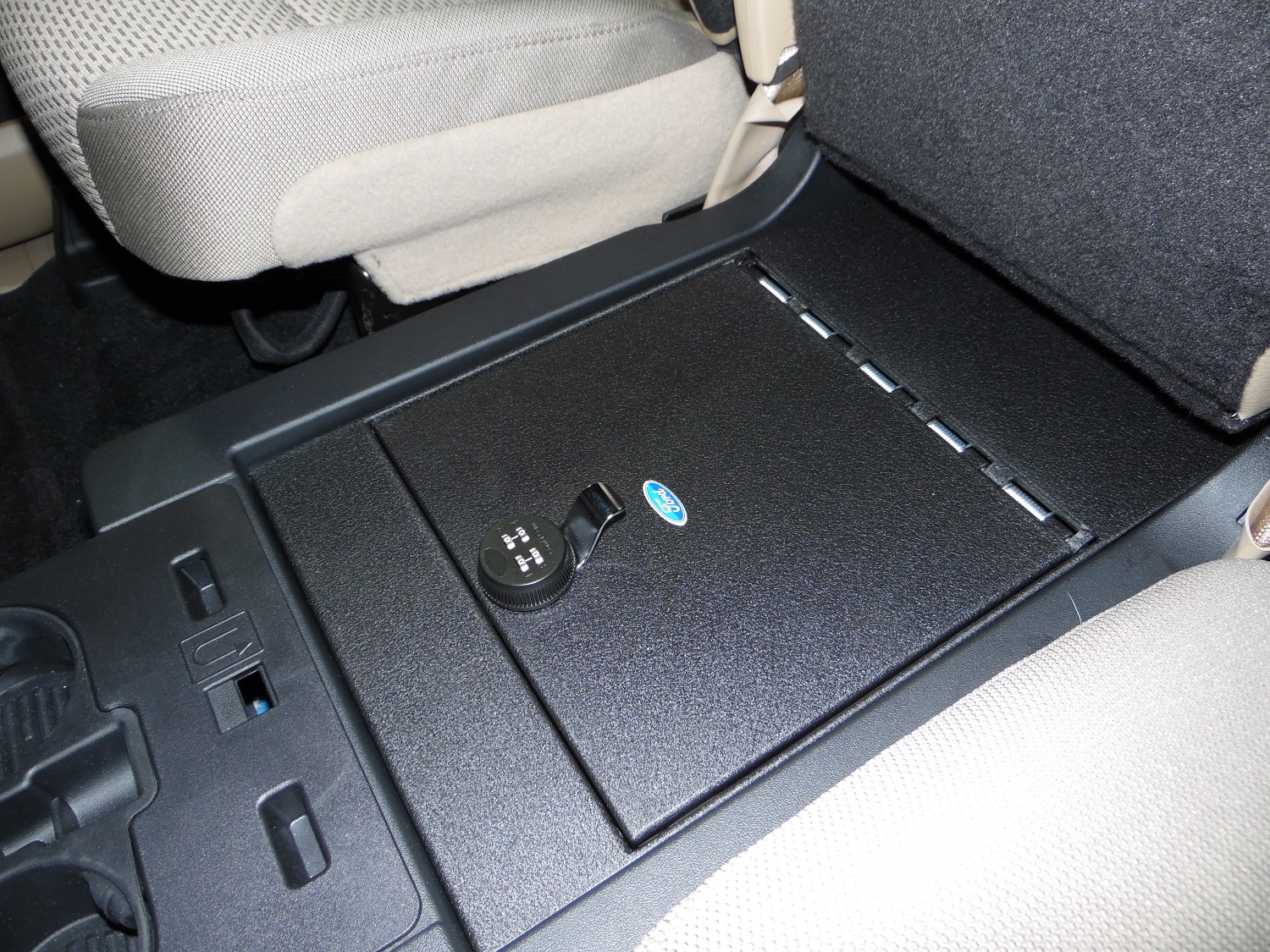 Image pour Coffre-fort Console Vault pour véhicule – Console de siège de base, banquette avant divisée à partir de AccessoriesCanada