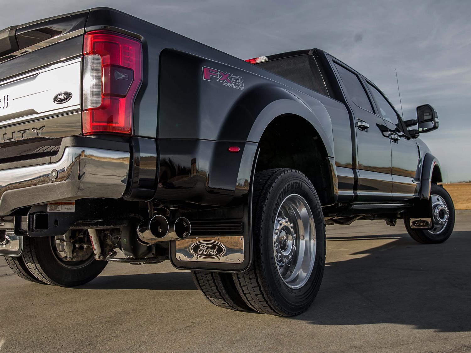 Image pour Pare-boue – Gatorback de Truck Hardware, paire arrière, RARJ, logo ovale Ford noir, acier inoxydable à partir de AccessoriesCanada
