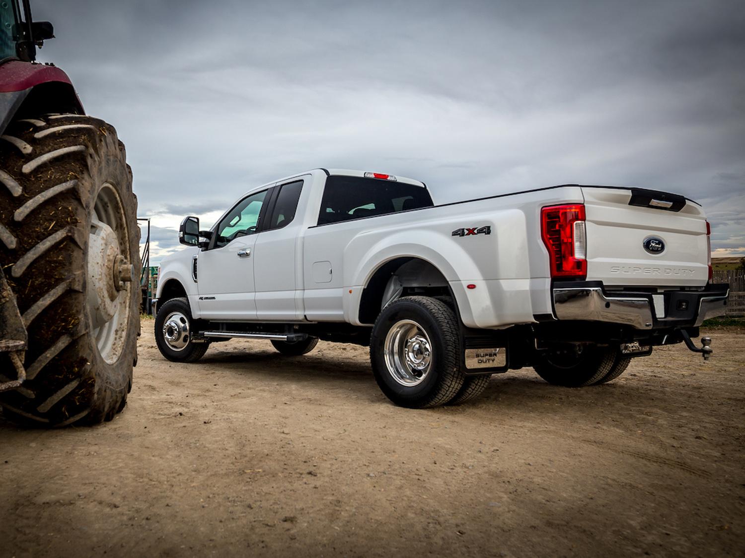 Image pour Pare-boue – Gatorback de Truck Hardware, paire arrière, RARJ, logo ovale Ford noir sur fond noir à partir de AccessoriesCanada