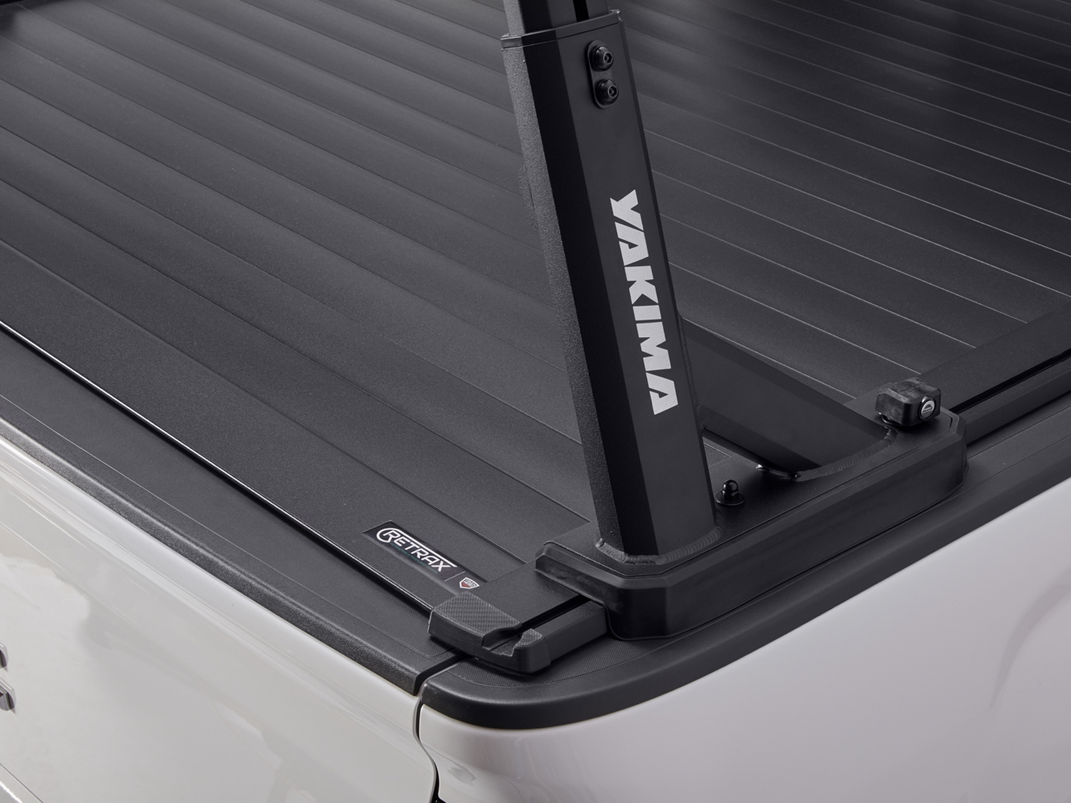 Image pour Supports et porte-bagages Yakima – Support de plateau à profil moyen pour couvercle de plateau Embark LS à partir de AccessoriesCanada