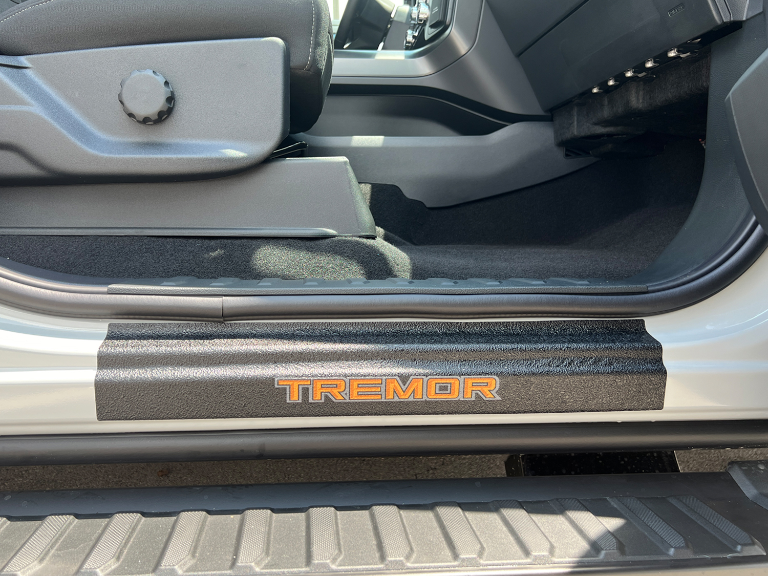 Image pour Ensemble d’enjoliveurs de seuil de porte TUFSKINZ avec logo Tremor sur fond texturé noir à partir de AccessoriesCanada