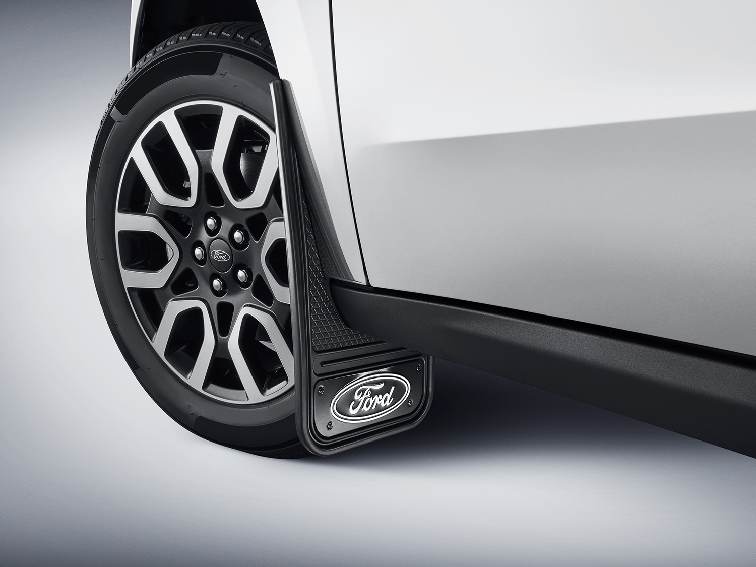Image pour Pare-boue Gatorback – Paire avant, service dur, avec logo ovale Ford noir sur fond noir à partir de AccessoriesCanada